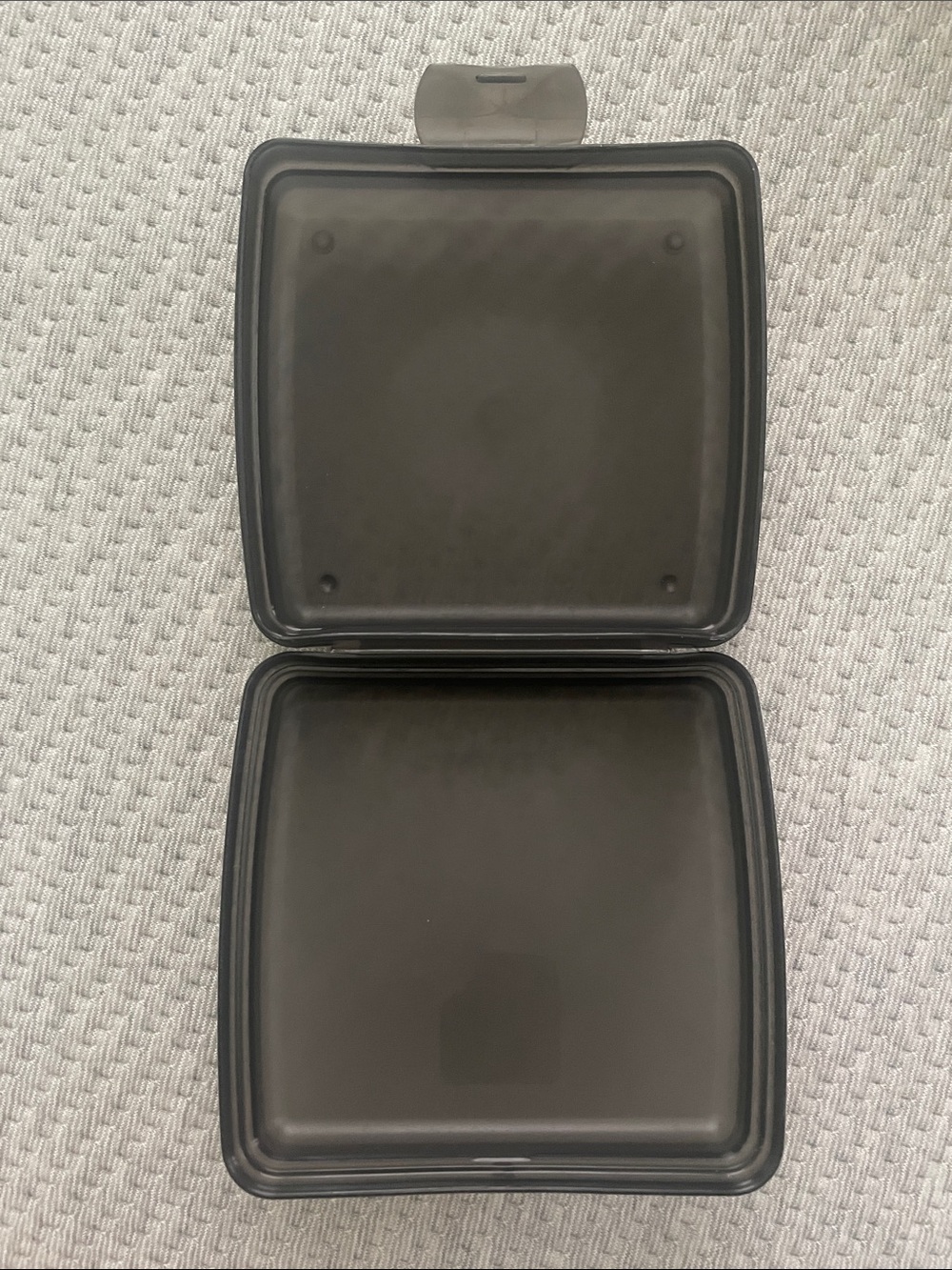 Tupperware Square Sandwich Containers in Black and Blue - Picture 4 of 4